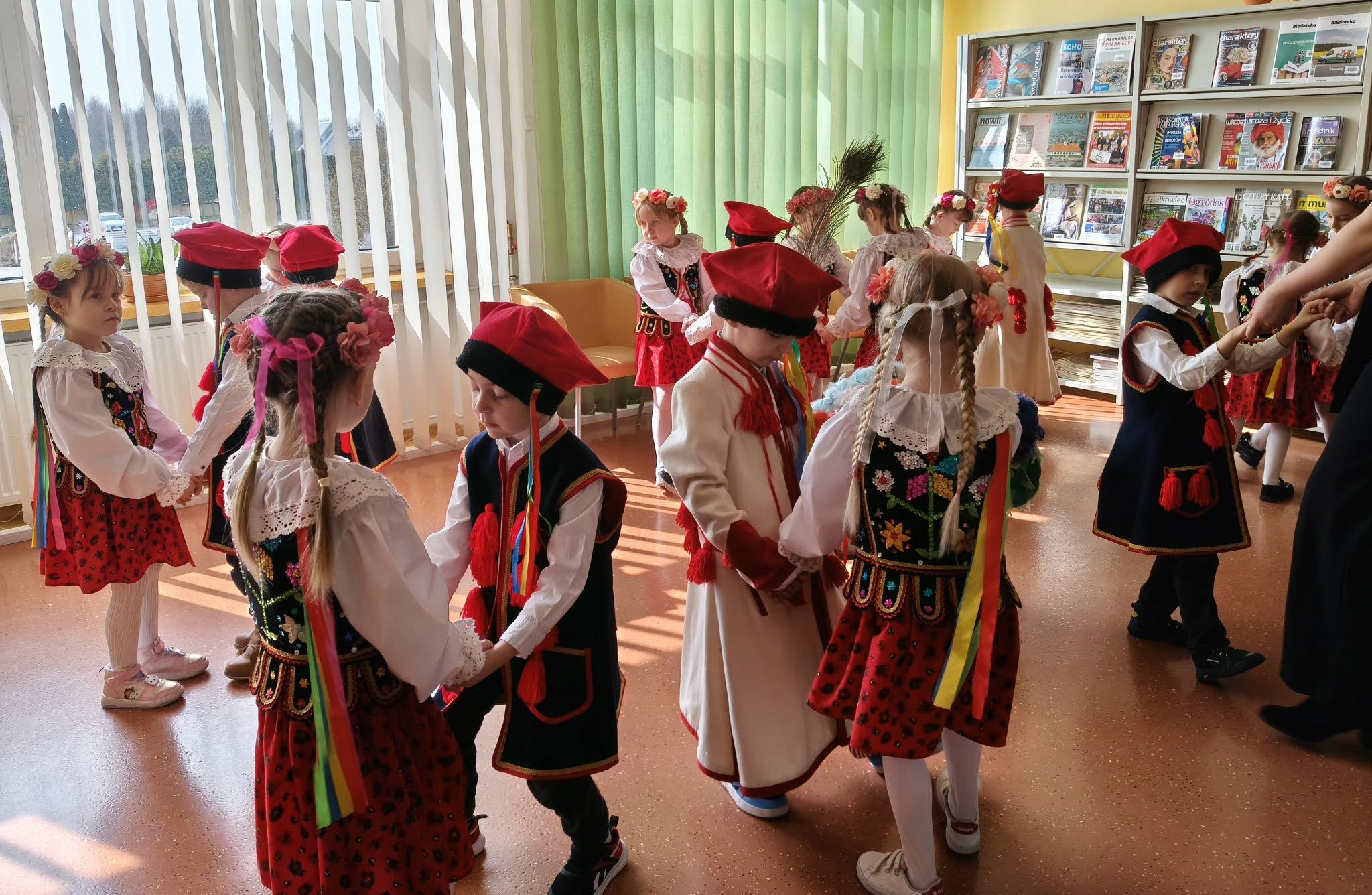 Dzieci z&nbsp;przedstawieniem wielkanocnym