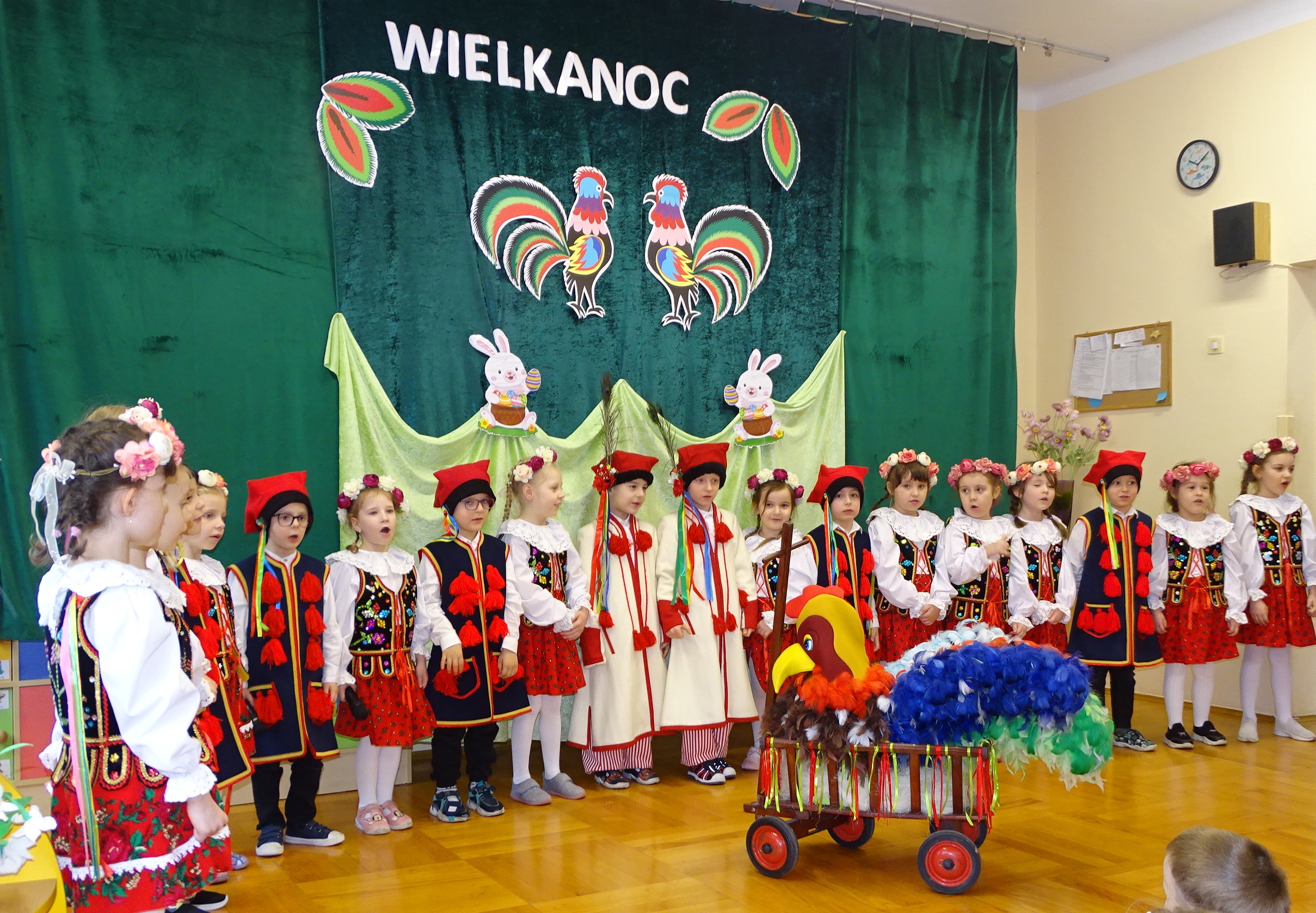 Dzieci z&nbsp;przedstawieniem wielkanocnym