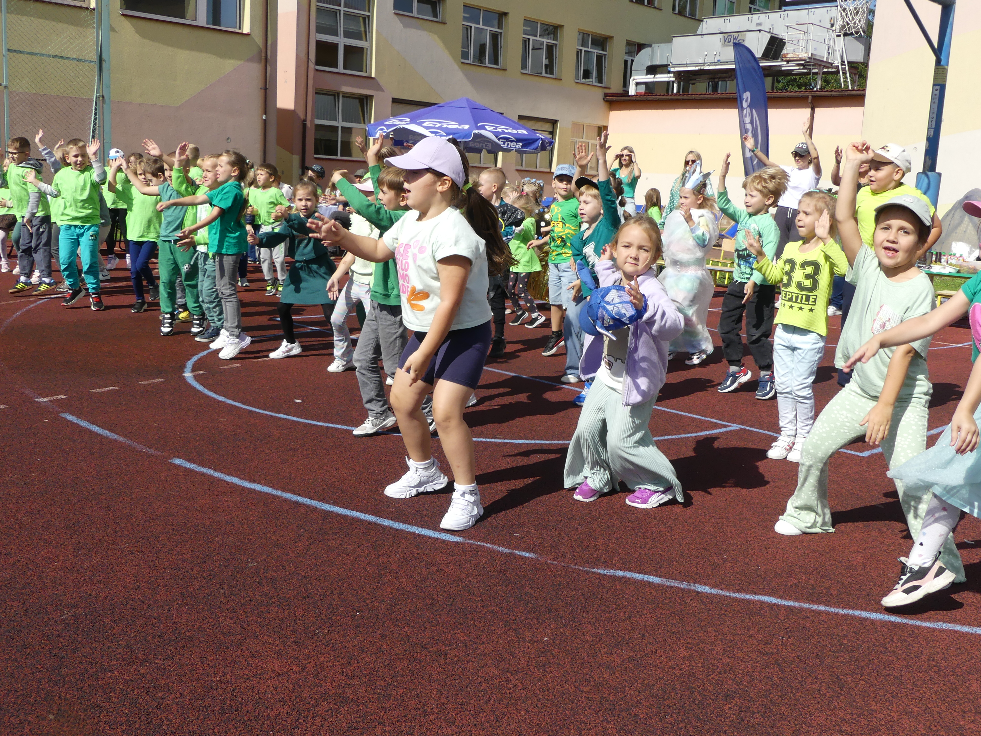 Dzieci bawiące się podczas festynu na&nbsp;boisku szkolnym