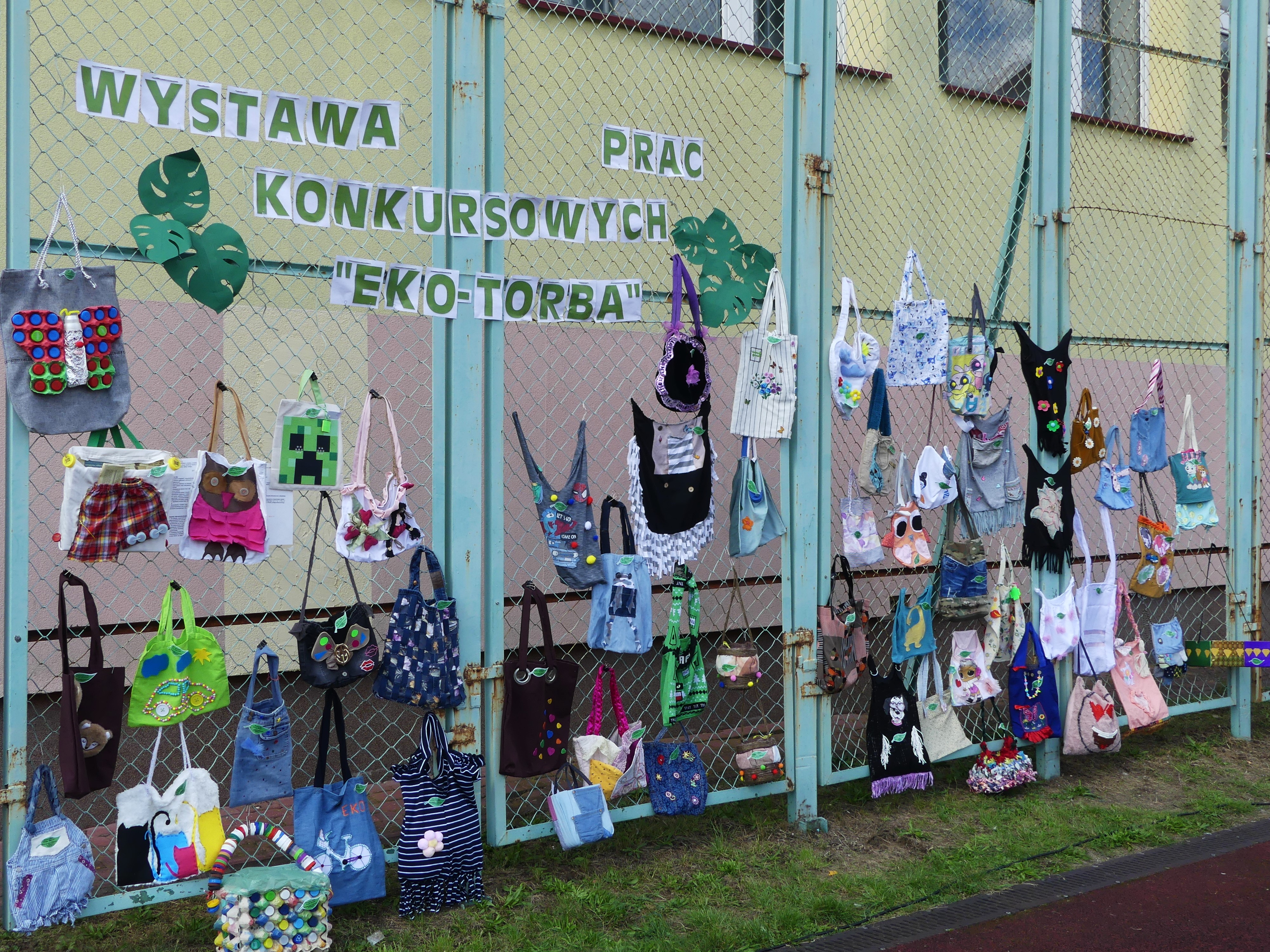 Pokaz prac wykonanych przez rodzic&oacute;w i&nbsp;dzieci- Ekotorba