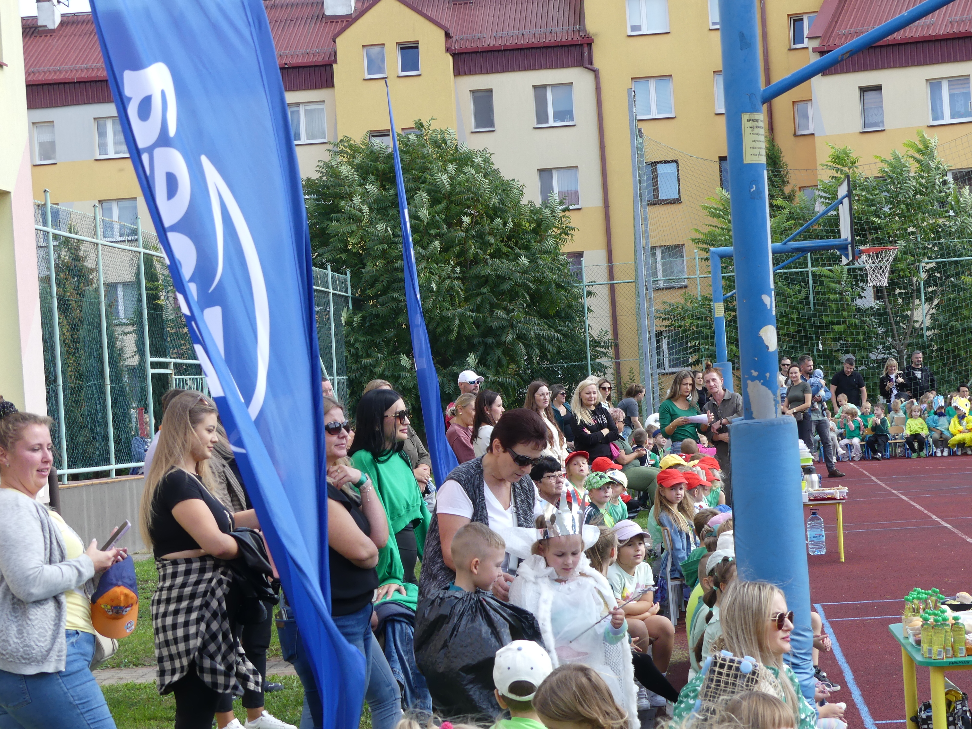 Dzieci i&nbsp;rodzice na&nbsp;boisku szkolnym podczas festynu Gramy w&nbsp;Zielone