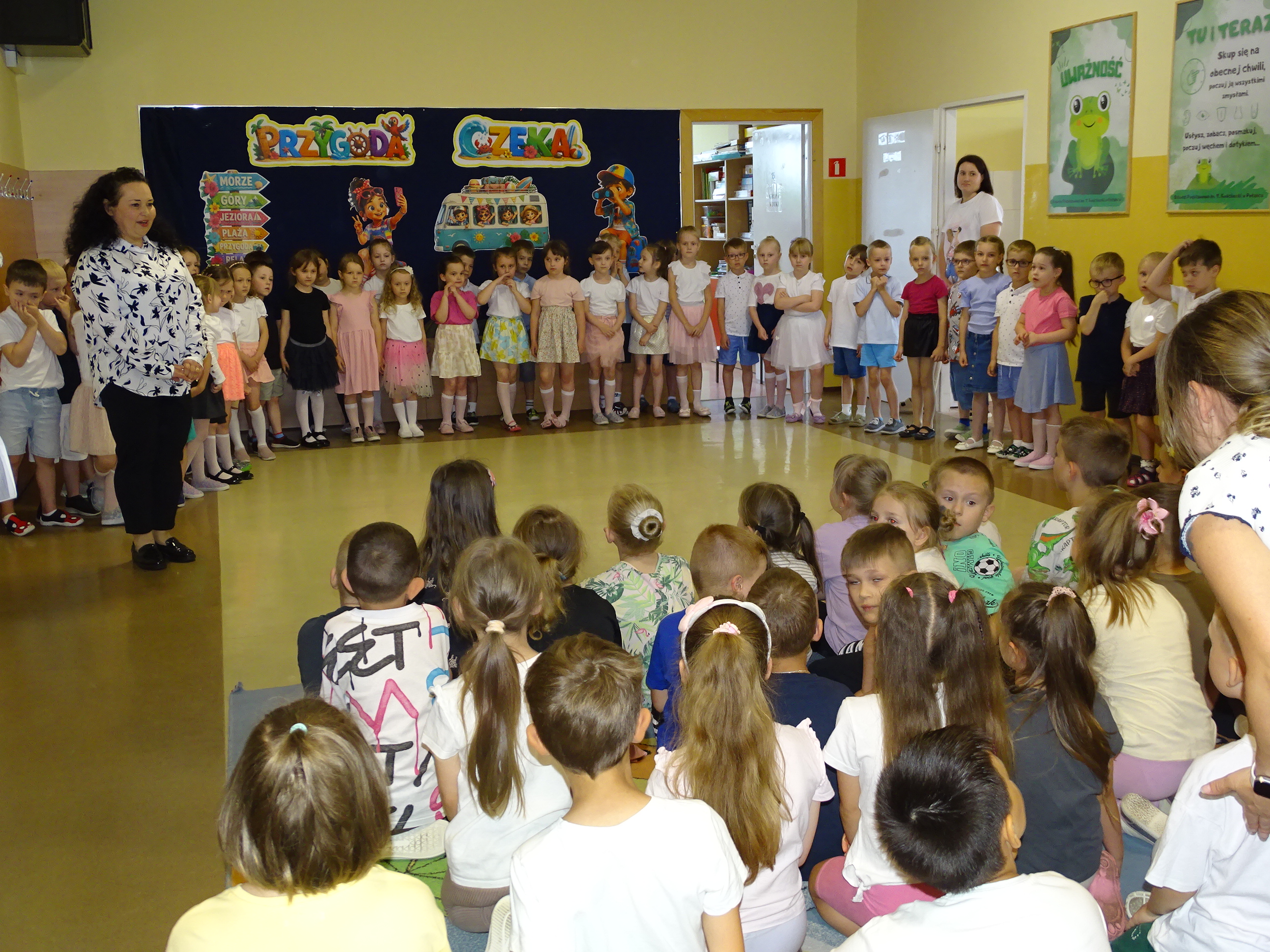 https://przedszkola.polaniec.pl/galeria/uroczyste-pozegnanie-6-latkow-przez-5-latki-.html