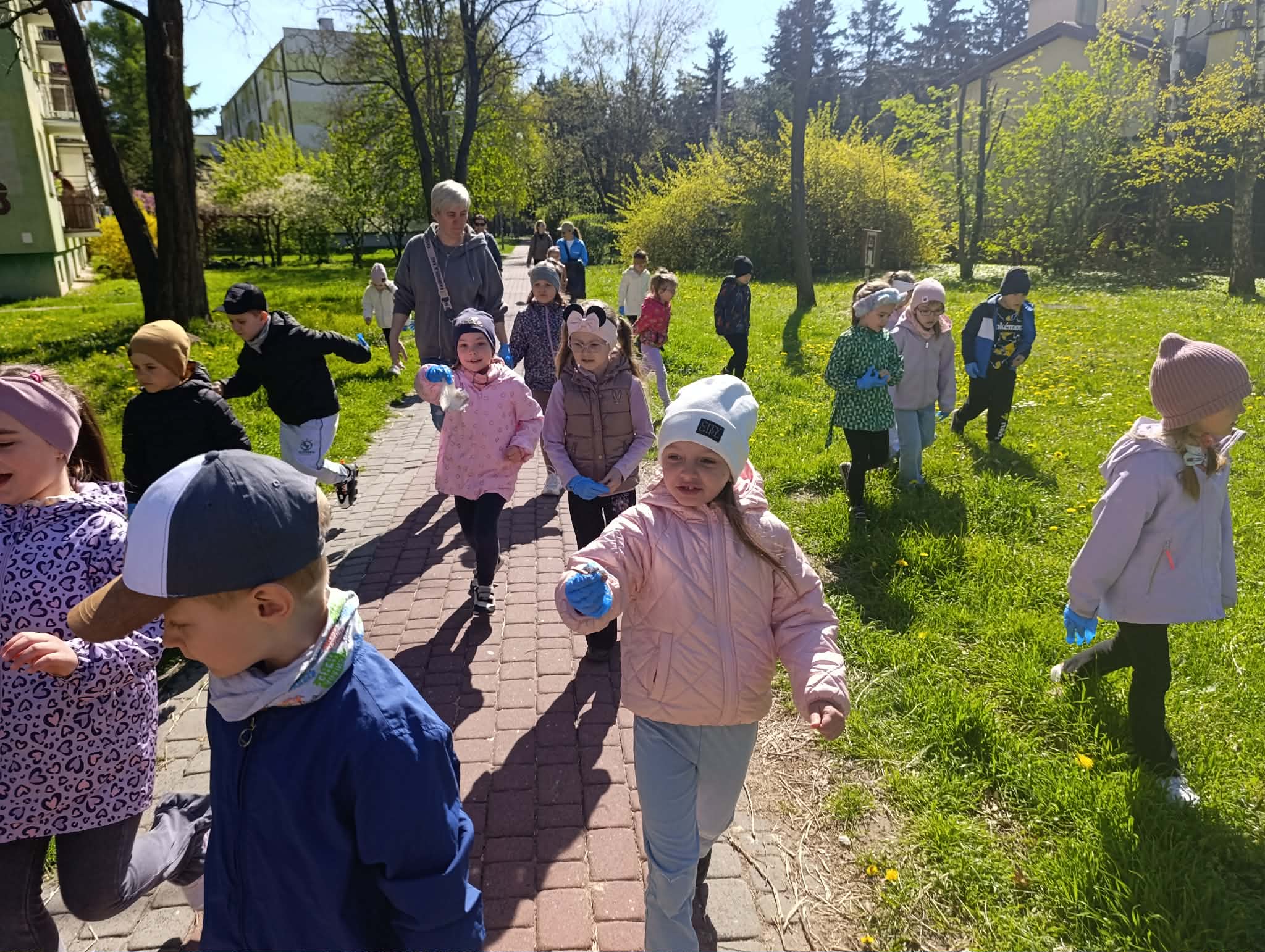Dzieci podczas akcji sprzątania Połańca 