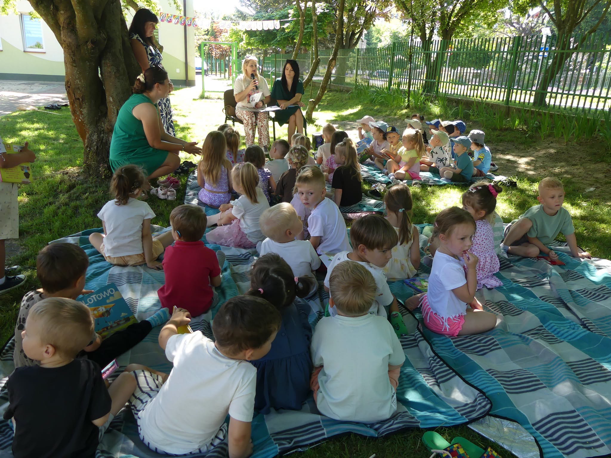 Czytanie na&nbsp;polanie dla dzieci