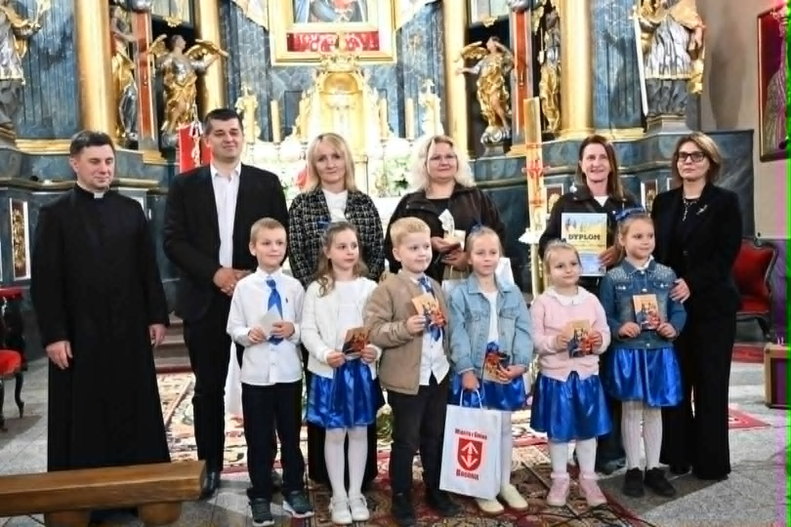 Dzieci na&nbsp;konkursie piosenki w&nbsp;Bogorii