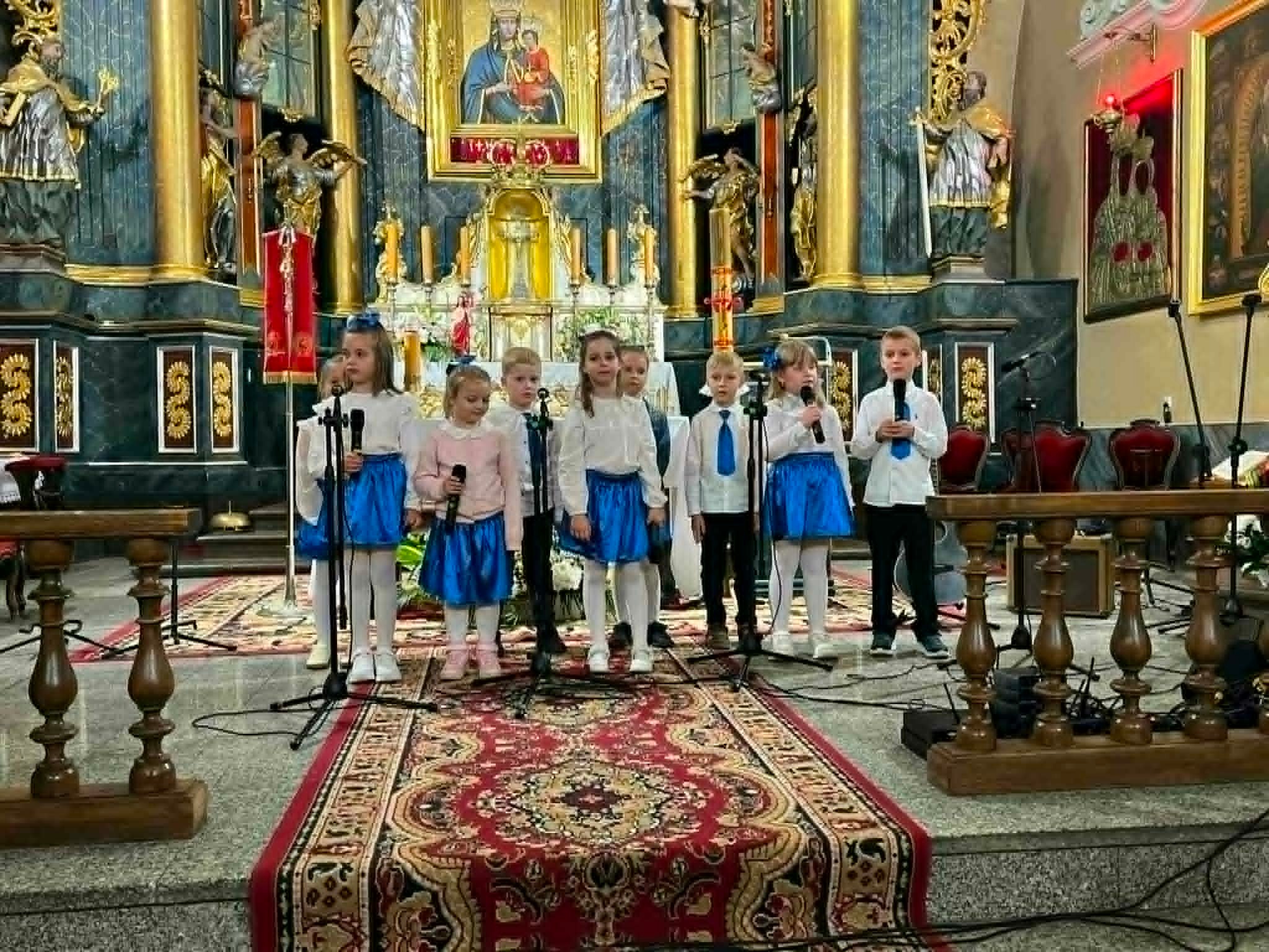 Dzieci na&nbsp;konkursie piosenki w&nbsp;Bogorii