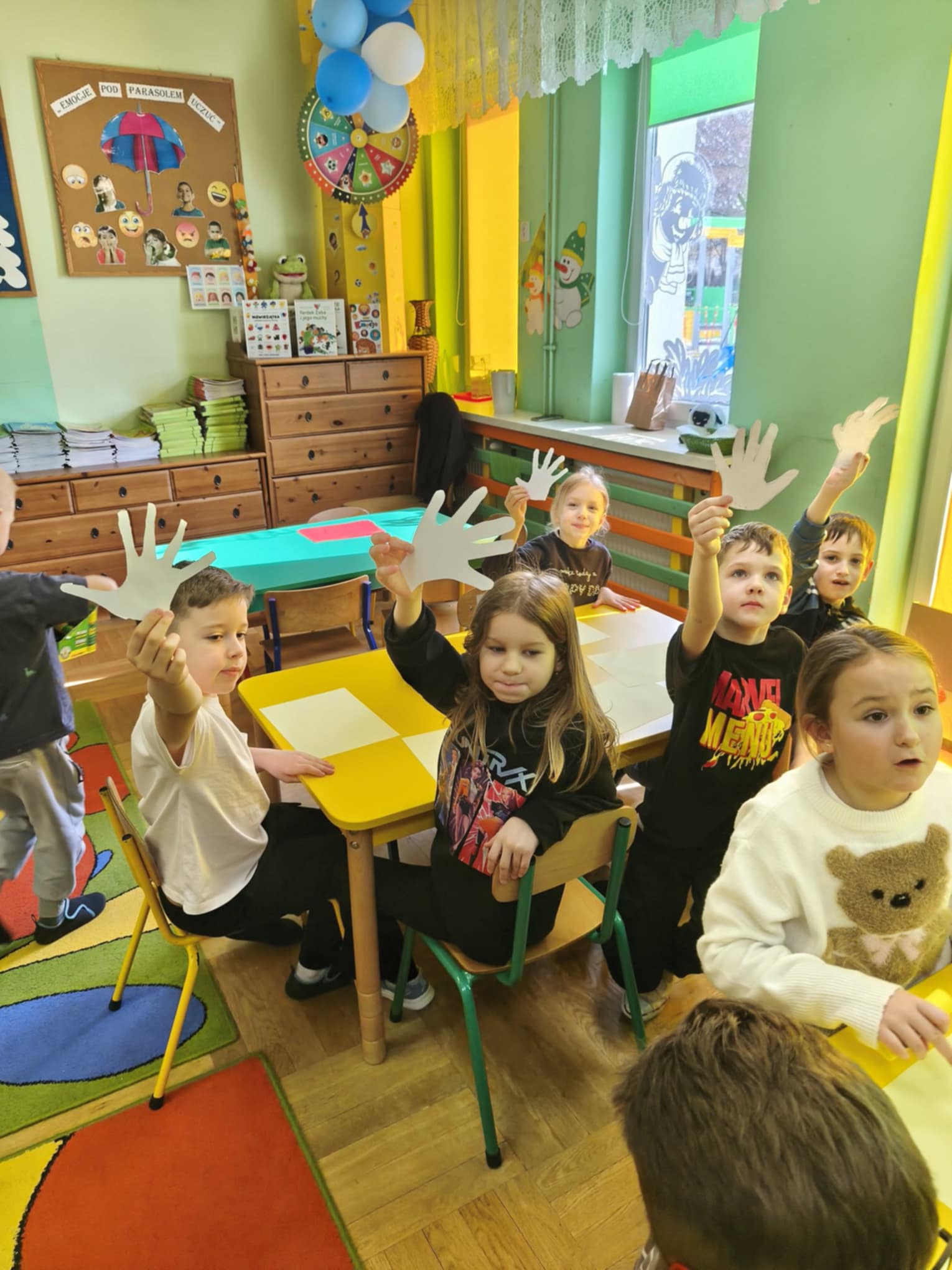 Dzieci realizują zajęcia z związku z Międzynarodowym Dniem Walki z Depresją