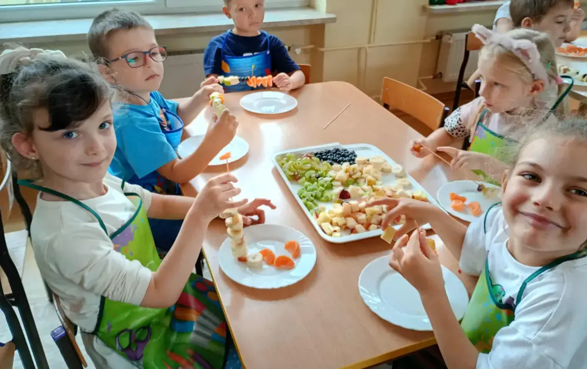 Zdjęcie do Kolorowe szaszłyki owocowe-  zdrowe zajęcia w grupie &bdquo;Kotki&rdquo;