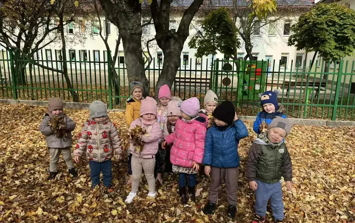 Zdjęcie do Zabawy sensoryczne w jesiennych liściach Krasnoludki