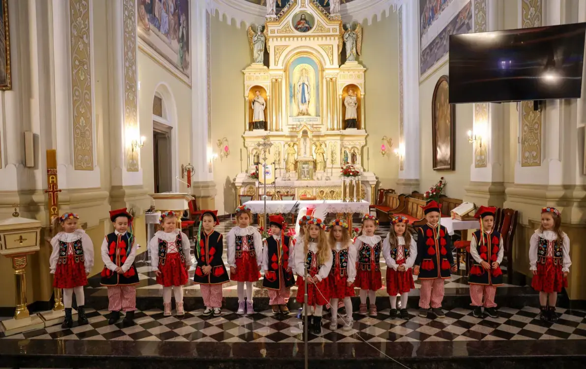 Zdjęcie do Patriotyczny występ przedszkolak&oacute;w w Kościele św. Marcina w Połańcu