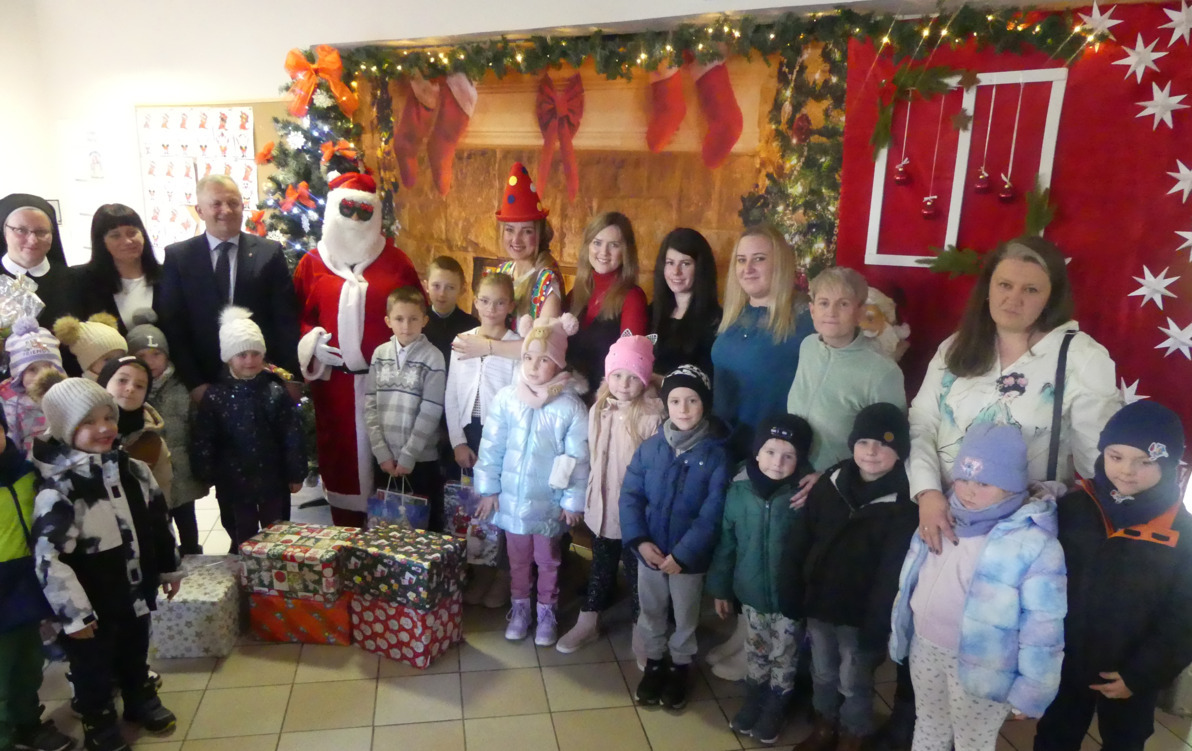 Zdjęcie do Pomocna gwiazdka, Mikołaj i bajka &ndash; moc grudniowych atrakcji w Przedszkolu Publicznym w Połańcu