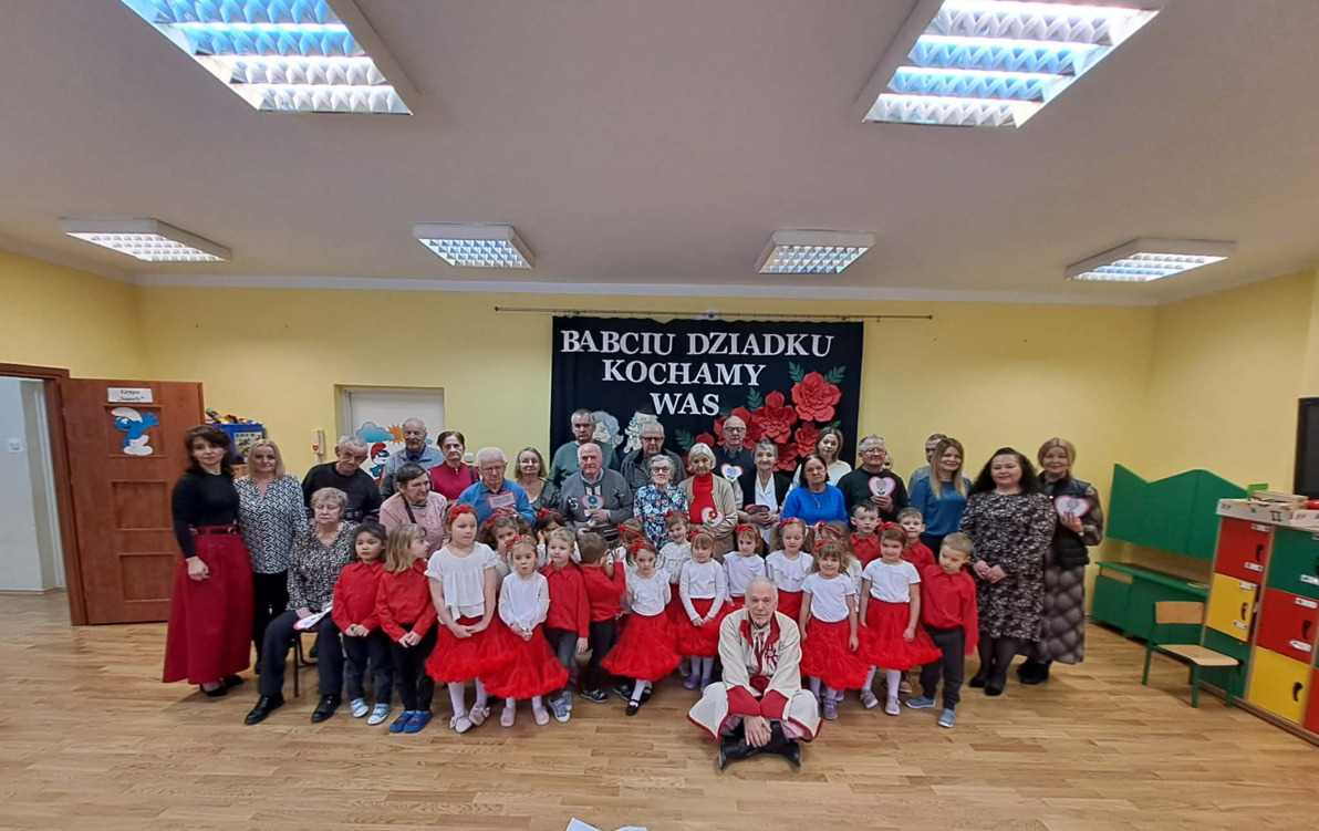 Zdjęcie do Wizyta podopiecznych ŚDS-u w naszym przedszkolu - radość, wzruszenie i wsp&oacute;lne świętowanie.