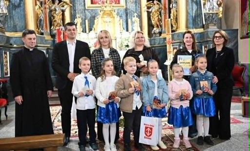 Dzieci na konkursie piosenki w Bogorii