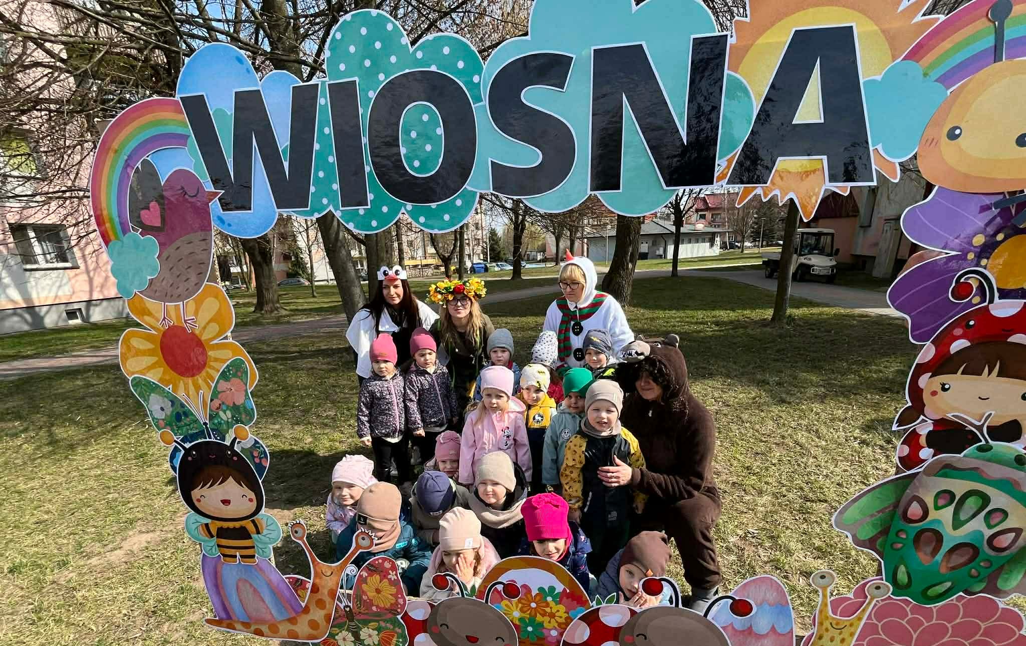 Zdjęcie do Radosne powitanie wiosny w Przedszkolu Publicznym w Połańcu. Wiosna w końcu do nas zawitała! 